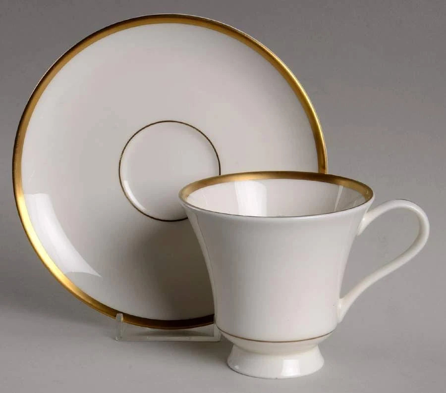 SIGNATURE ULTRA WHITE  CUP AND SAUCER