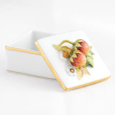SQUARE BOX W/STRAWBERRIES